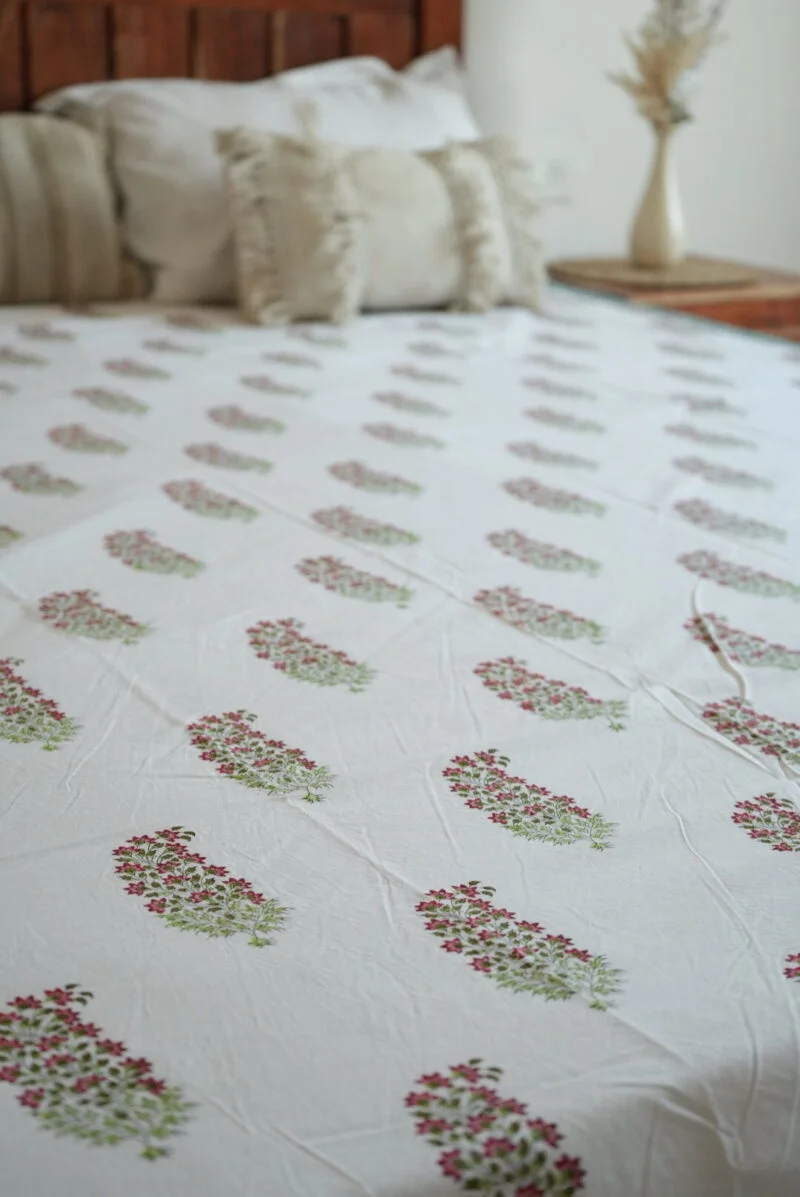 Tiny Floral Bunch Print Bedsheet - Image 4
